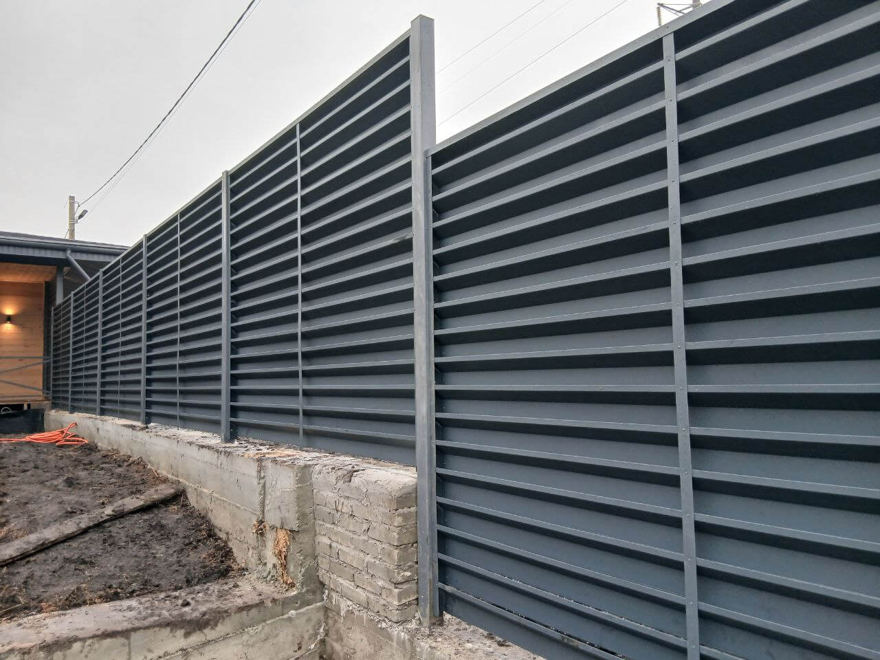 Забор-жалюзи из ламелей Хай-Тек 37м RAL7024/7024 Серый Графит двусторонний МАТТЕ фото 6 в Энгельсе