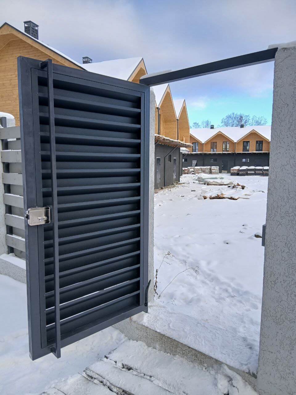 Входная группа из ламелей Хай-Тек RAL7024/7024 Серый Графит двусторонний МАТТЕ фото 21 в Энгельсе