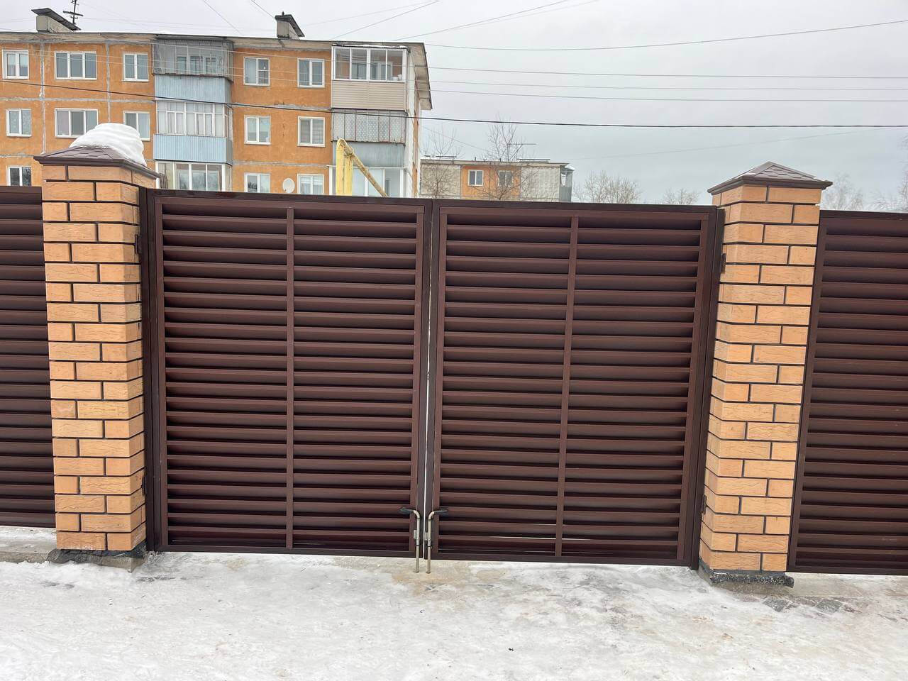 Забор-жалюзи из ламелей ЭКО-Z 87м RAL8017/8017 Шоколад двусторонний МАТТЕ фото 9 в Энгельсе
