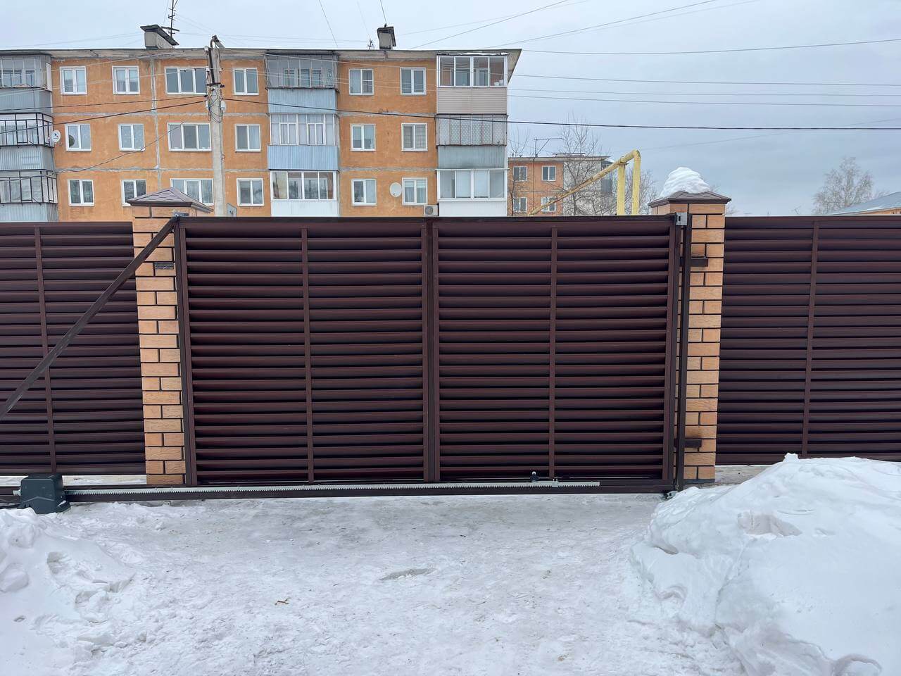 Забор-жалюзи из ламелей ЭКО-Z 87м RAL8017/8017 Шоколад двусторонний МАТТЕ фото 10 в Энгельсе