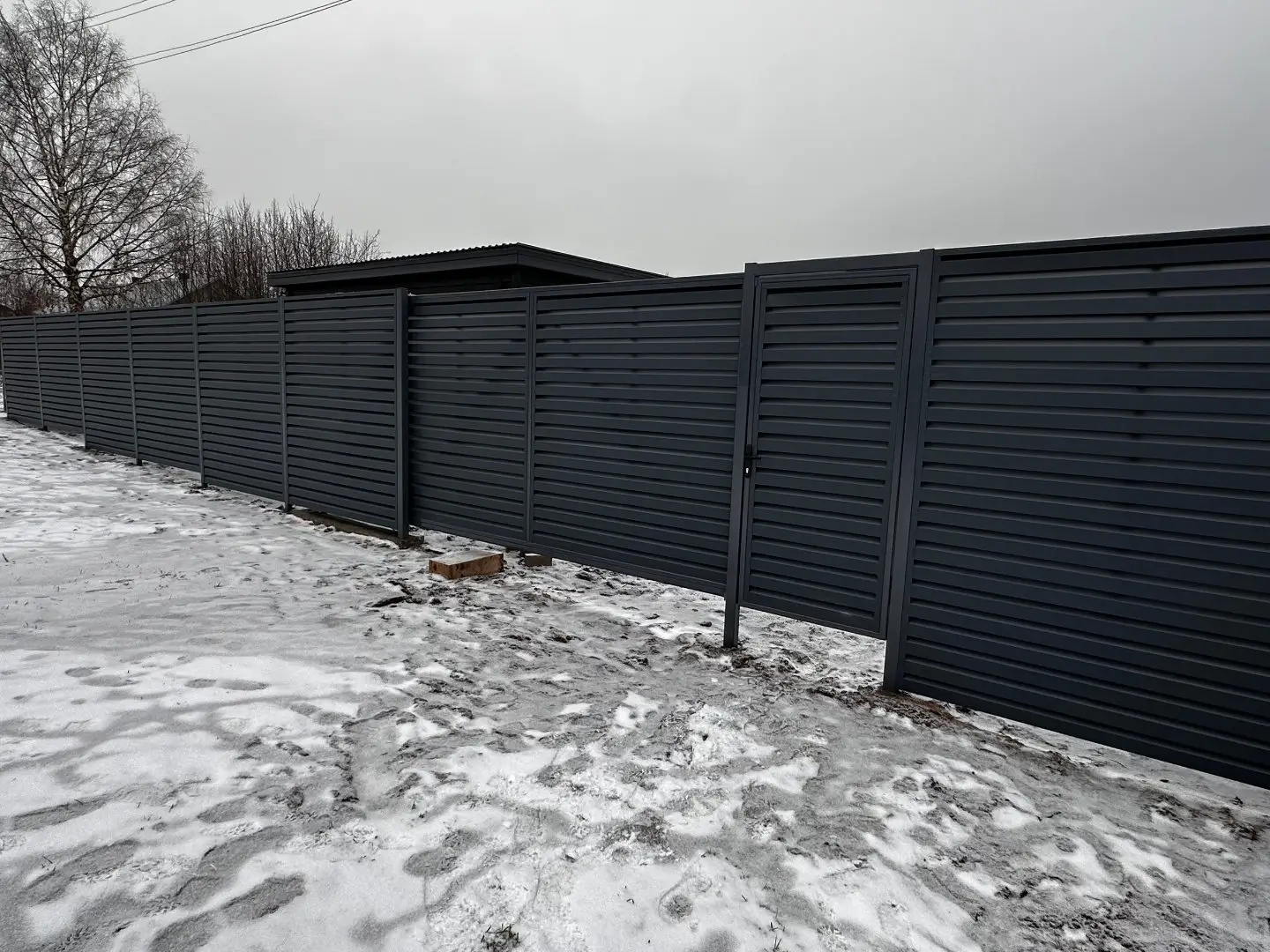 Забор-жалюзи из ламелей Хай-Тек 20м RAL7024/7024 Серый Графит двусторонний МАТТЕ фото 4 в Энгельсе