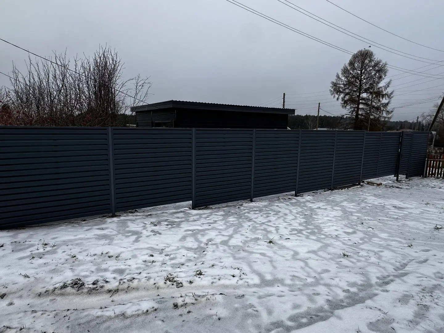 Забор-жалюзи из ламелей Хай-Тек 20м RAL7024/7024 Серый Графит двусторонний МАТТЕ фото 3 в Энгельсе