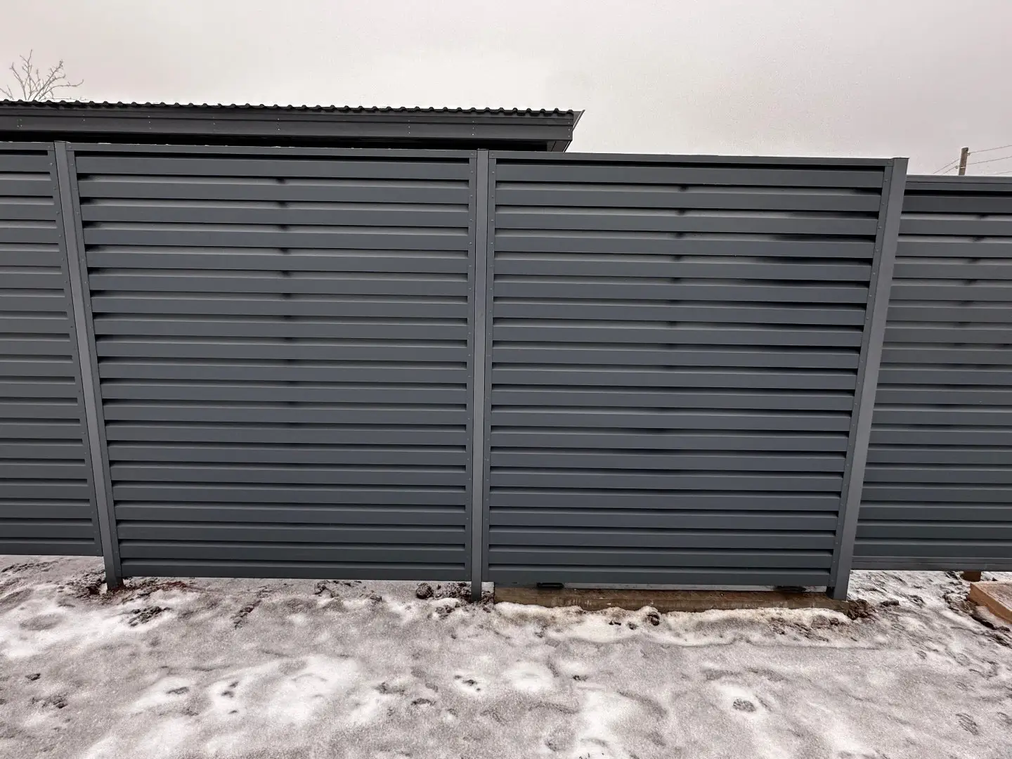 Забор-жалюзи из ламелей Хай-Тек 20м RAL7024/7024 Серый Графит двусторонний МАТТЕ фото 2 в Энгельсе