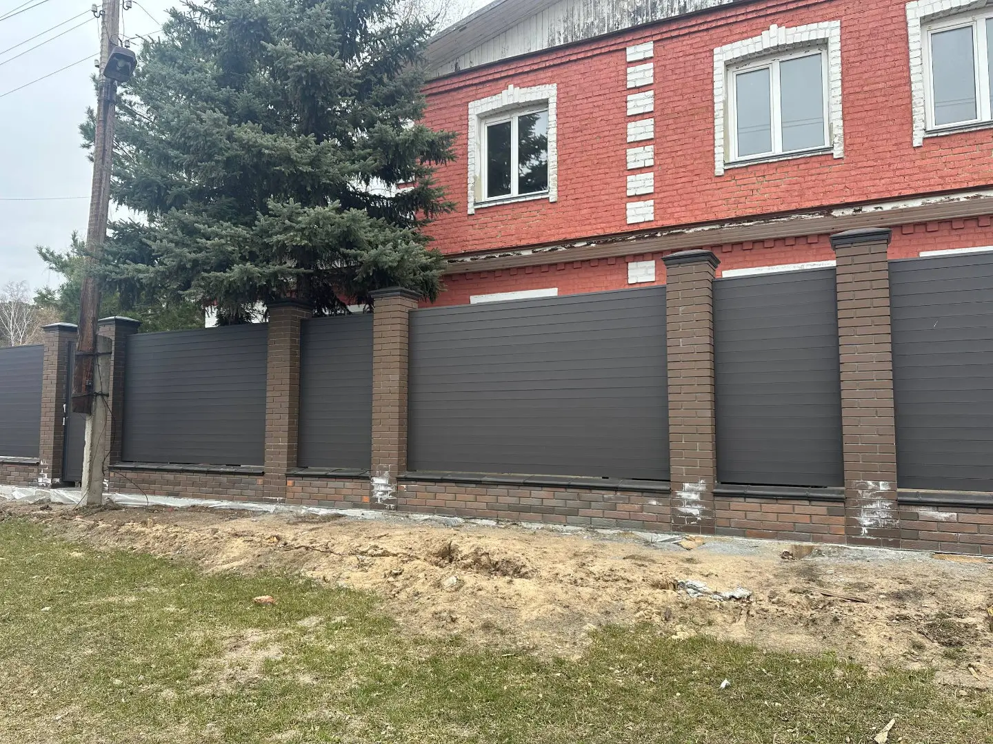 Забор-ранчо из металлического планкена 28м RAL8019 Темный Шоколад МАТТЕ в Энгельсе