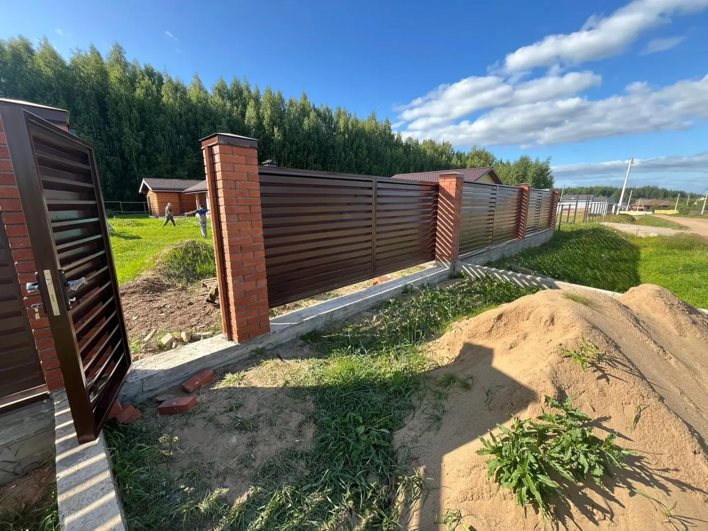 Забор-жалюзи из ламелей Хай-Тек 26м RAL8017/8017 Шоколад двусторонний фото 5 в Энгельсе